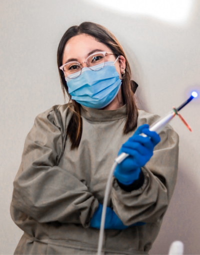 Clínica dental en santa ana, el salvador, chica sosteniendo aparatos de odontología