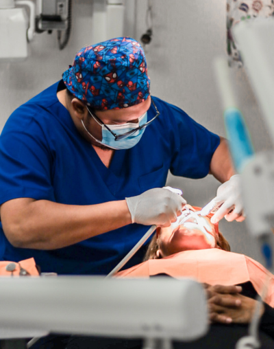 Dentista en Santa Ana, El Salvador. Dentista trabajando con paciente