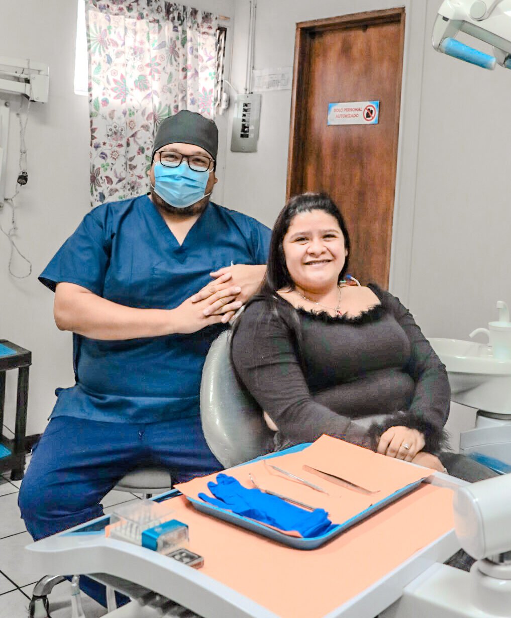 Dentista en santa ana junto a paciente después de realizarle una extracción de muela